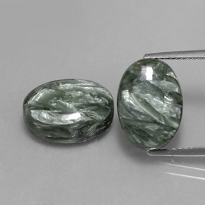カラットの天然グリーンセラフィナイト（13.8×10 mm・オーバルカット）
