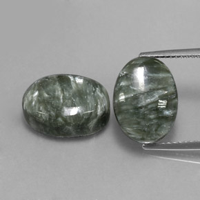 カラットの天然グリーンセラフィナイト（14×10.1 mm・オーバルカット）