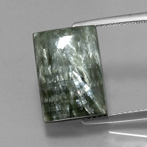 9.33カラットの天然グリーンセラフィナイト（14×10.1 mm・バゲット）