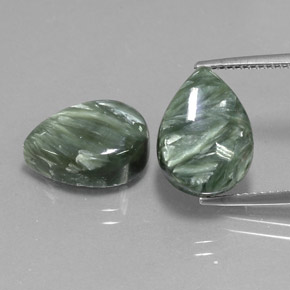 カラットの天然グリーンセラフィナイト（13.9×10 mm・洋梨の形）