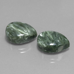 カラットの天然グリーンセラフィナイト（13.9×10 mm・洋梨の形）