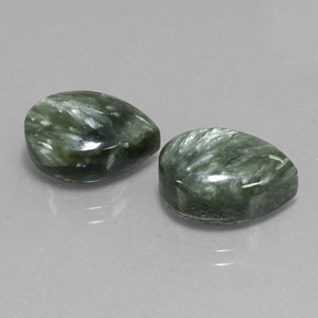 カラットの天然グリーンセラフィナイト（13.8×9.5 mm・洋梨の形）