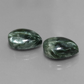 カラットの天然グリーンセラフィナイト（14.1×10 mm・洋梨の形）
