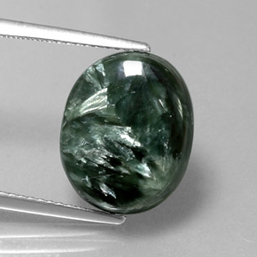 7.60カラットの天然グリーンセラフィナイト（14.6×11.8 mm・オーバルカット）