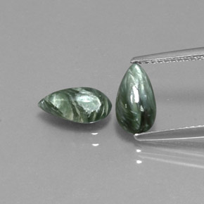 カラットの天然グリーンセラフィナイト（9.7×5.5 mm・洋梨の形）