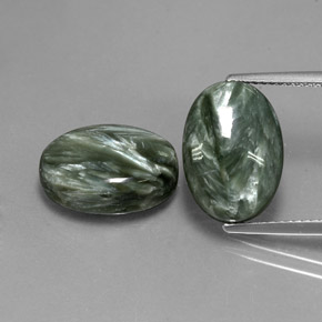 13.00カラットの天然アーシーグリーンセラフィナイト（14.1×10.1 mm・オーバルカット）