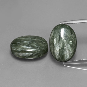 11.70カラットの天然マルチカラーグリーンセラフィナイト（14.1×10 mm・オーバルカット）