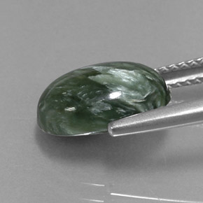 3.12カラットの天然グリーンセラフィナイト（11.6×7.8 mm・オーバルカット）