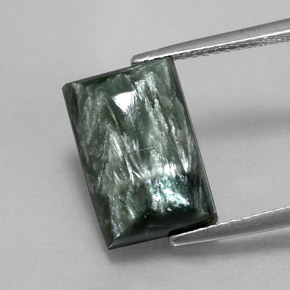 5.60カラットの天然グリーンセラフィナイト（13.6×9.1 mm・バゲット）