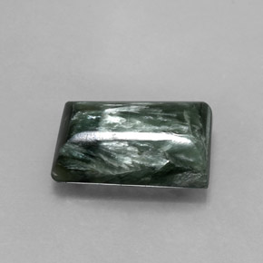5.60カラットの天然グリーンセラフィナイト（13.6×9.1 mm・バゲット）