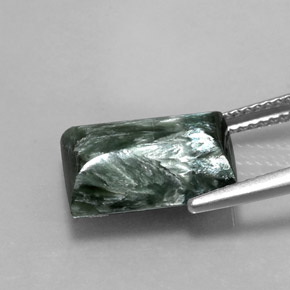 5.60カラットの天然グリーンセラフィナイト（13.6×9.1 mm・バゲット）