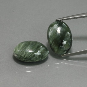 カラットの天然グリーンセラフィナイト（13.7×9.7 mm・オーバルカット）