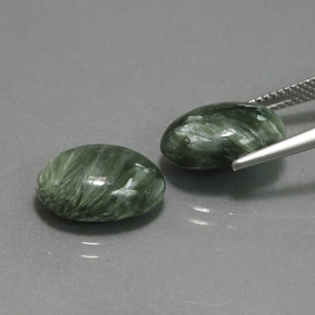 カラットの天然グリーンセラフィナイト（13.7×9.7 mm・オーバルカット）