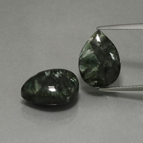 11.57カラットの天然ディープグリーンセラフィナイト（14×10.1 mm・洋梨の形）