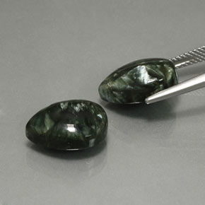 11.57カラットの天然ディープグリーンセラフィナイト（14×10.1 mm・洋梨の形）
