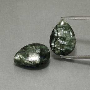 カラットの天然グリーンセラフィナイト（13.9×10 mm・洋梨の形）