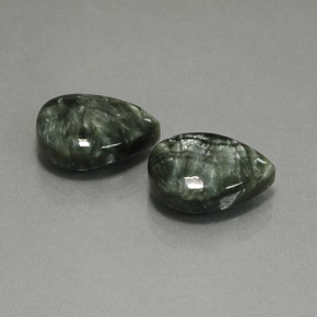 カラットの天然グリーンセラフィナイト（13.9×10 mm・洋梨の形）
