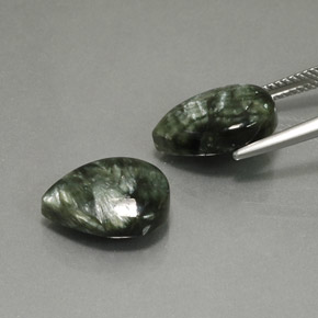 カラットの天然グリーンセラフィナイト（13.9×10 mm・洋梨の形）