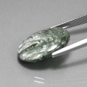10.67カラットの天然グリーンセラフィナイト（20.1×15.1 mm・オーバルカット）