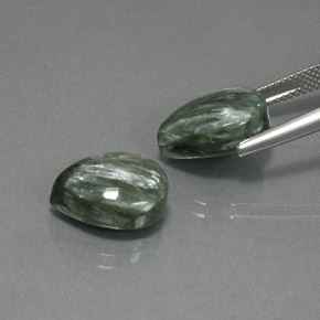 カラットの天然グリーンセラフィナイト（13.7×9.7 mm・洋梨の形）