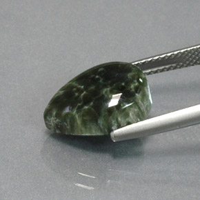 5.93カラットの天然グリーンセラフィナイト（13.8×9.8 mm・洋梨の形）