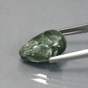 4.70カラットの天然グリーンセラフィナイト（14×10 mm・洋梨の形）