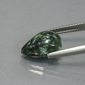 3.20カラットの天然グリーンセラフィナイト（12.7×9.1 mm・洋梨の形）