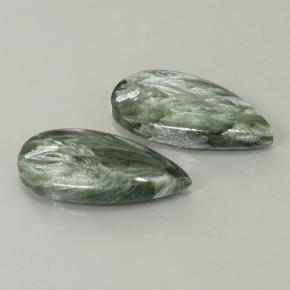 14.68カラットの天然ミディアムグリーンセラフィナイト（22.1×11.2 mm・洋梨の形）