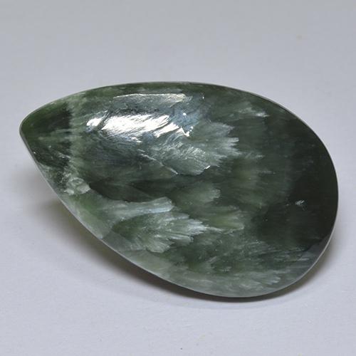 13.89カラットの天然ディープグリーンセラフィナイト（26×16.3 mm・洋梨の形）
