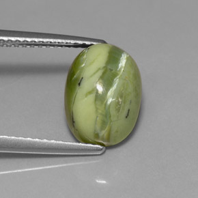 3.59カラットの天然黄色がかった緑サーペンティン（11.4×8.3 mm・オーバルカット）