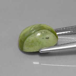 3.59カラットの天然黄色がかった緑サーペンティン（11.4×8.3 mm・オーバルカット）