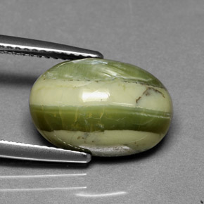 5.70カラットの天然黄色がかった緑サーペンティン（14.7×10 mm・オーバルカット）