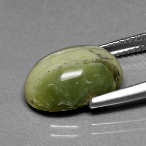 5.70カラットの天然黄色がかった緑サーペンティン（14.7×10 mm・オーバルカット）