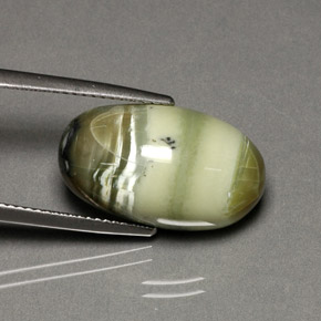 9.88カラットの天然黄色がかった緑サーペンティン（19.4×11.4 mm・オーバルカット）