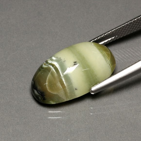9.88カラットの天然黄色がかった緑サーペンティン（19.4×11.4 mm・オーバルカット）