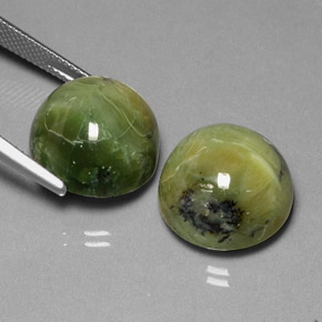 カラットの天然黄色がかった緑サーペンティン（15.11 mm・ラウンドカット）