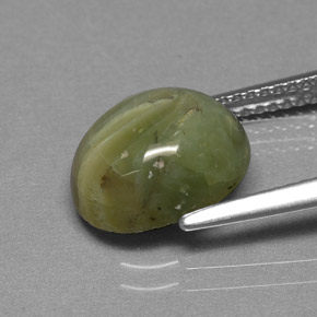 2.95カラットの天然黄色がかった緑サーペンティン（11×8.7 mm・オーバルカット）