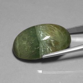 38.22カラットの天然黄色がかった緑サーペンティン（28.9×18.4 mm・オーバルカット）