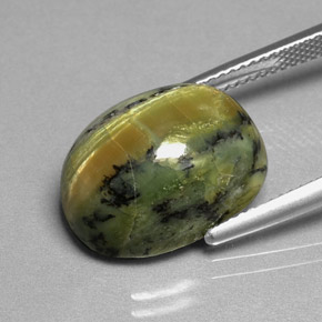 10.26カラットの天然黄色がかった緑サーペンティン（16.3×12.1 mm・オーバルカット）