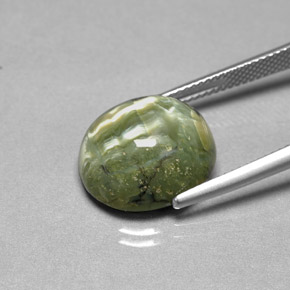 9.20カラットの天然グリーンサーペンティン（15.3×13.2 mm・オーバルカット）