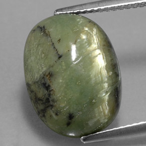 7.68カラットの天然グリーンサーペンティン（15.6×11.6 mm・オーバルカット）
