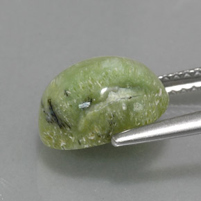 2.57カラットの天然グリーンサーペンティン（10.4×8.5 mm・オーバルカット）