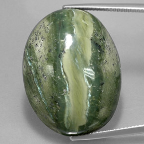 47.57カラットの天然グリーンサーペンティン（29.9×23 mm・オーバルカット）