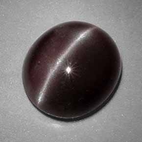 4.87カラットの天然紫がかった茶Sillimanite Cat's Eye（11.9×10.6 mm・オーバルカット）