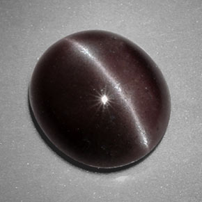 4.87カラットの天然紫がかった茶Sillimanite Cat's Eye（11.9×10.6 mm・オーバルカット）