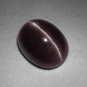 2.88カラットの天然紫がかった茶Sillimanite Cat's Eye（10.2×8.1 mm・オーバルカット）