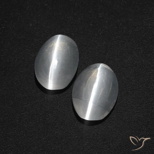 2.31カラットの天然クリアホワイトSillimanite Cat's Eye（8×5.5 mm・オーバルカット）