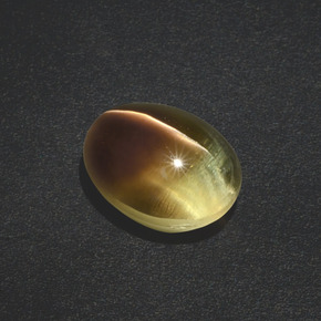3.02カラットの天然緑がかった茶Sillimanite Cat's Eye（9.1×7.1 mm・オーバルカット）