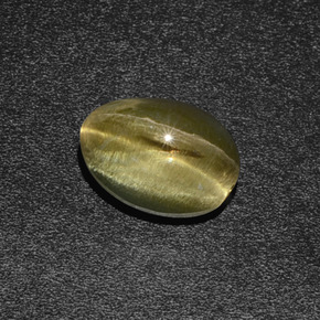 2.09カラットの天然緑がかった茶Sillimanite Cat's Eye（8.2×6 mm・オーバルカット）