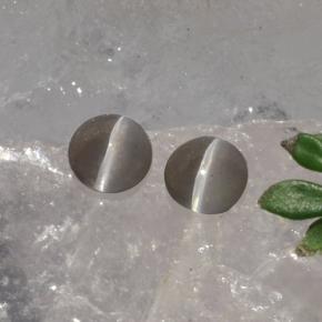 自然派の商品を探す 1.15ct スモーク シリマナイトキャッツアイ 宝石, オーバルカット, マダガスカル からGemSelectで. 在庫あり、世界各国へ発送!